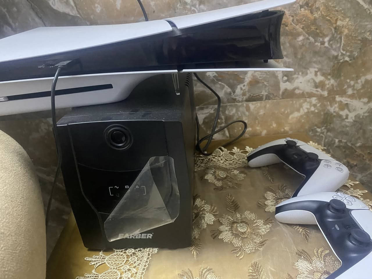 بلي فايف ويا يوبي اس وجوستكات ثنين ولعبات ثنين موضحه بلصورة للبيع جديد اخذته قبل شهرين بس وكت ماكو واحد يستفاد منه يمكن مشغلينه جم ساعه بس رايده ب950 كامل 
بس اليوبي اس الفاربر اني ماخذه ب125


**إذا كنت صاحب هذا الإعلان وتريد حذفه لأي سبب، رجاءا أرسل رسالة إلى الدعم الفني**