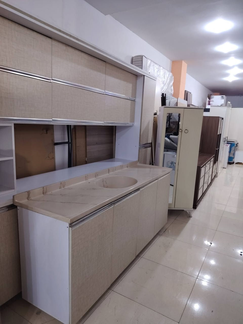 غراض لبيع العنوان سرجنار شارع ابو سناء مجاور فندق برج الحياة رقم موبايل *********** وتساب

