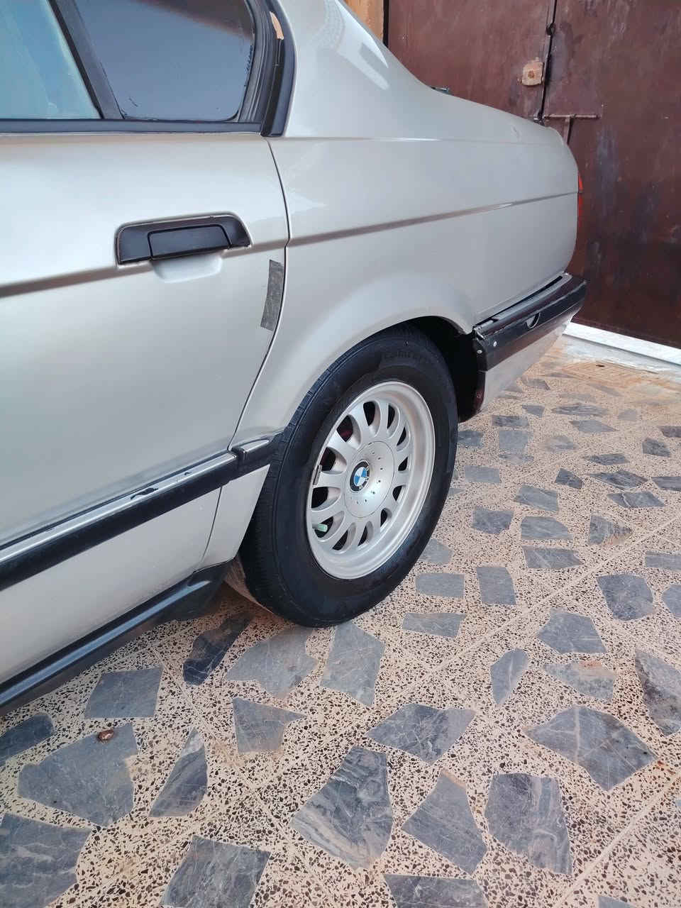 السلام عليكم بي ام735 موديل1990 كير محرك شرط صدر جديد تخم تاير جديد كشره يخبل داخل بجيس جوم كهربائية سلايت 3 طكات لايتات زنون رقم نينوى اخضر سنوية بيضة شرط تحويل وصاحبة جيراني ويل حاوية جديد كيجات شغالة تبريد شغال بس منقص غاز شاشة ايباد سستم صوت دوشمه جديدة جام امامي جديد سيارة مابيه نقص برغي مراوس ب525 اوتوماتيك مكان بيجي *********** ولحد يجيني يكلي دزلي صوره وشبيه مابيه الي يكلي هيج احضرة كبل جماعه الاوبل لحد يراسل خلاص
