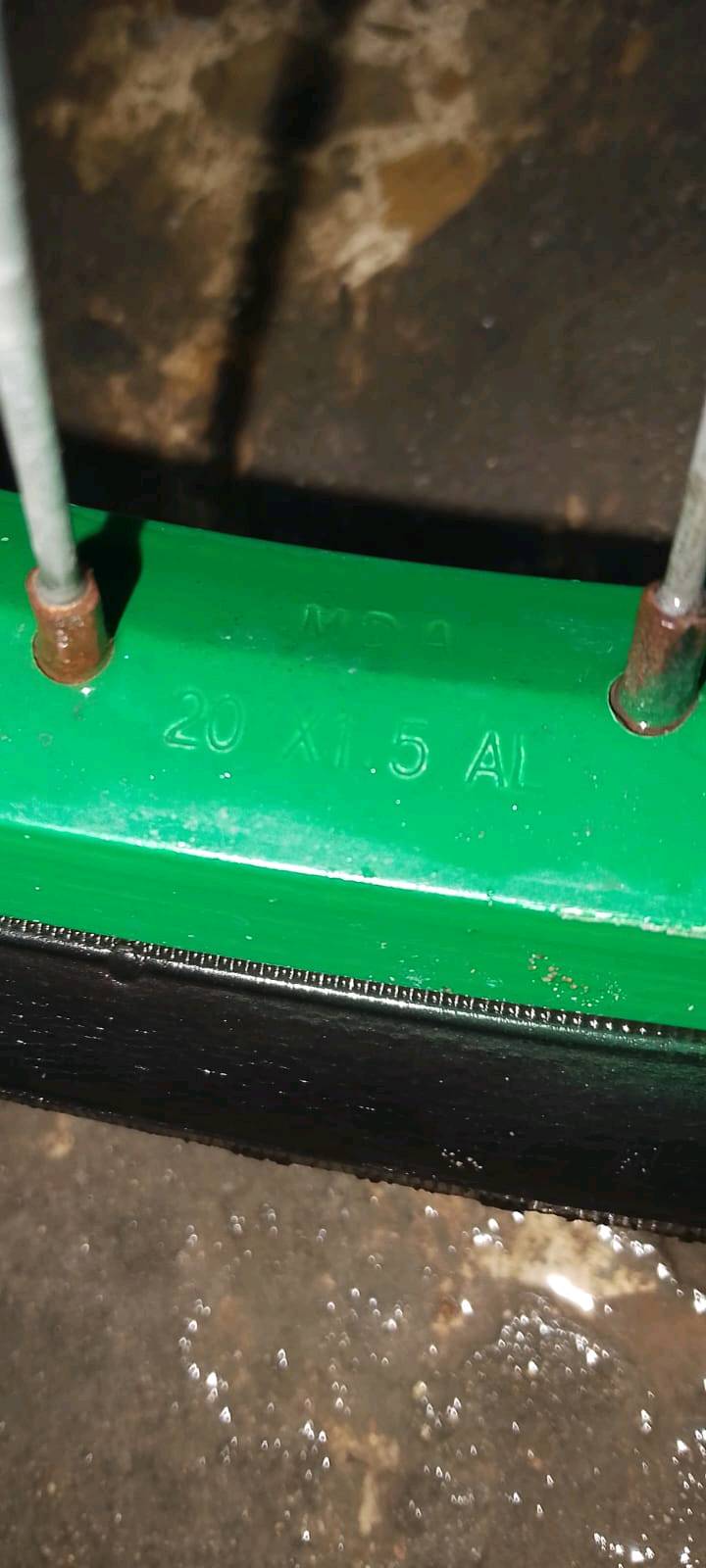  دراجة هوائية (قابلة للطي) بحالة ممتازة للبيع
​المواصفات:
​النوع: دراجة قابلة للطي (Folding Bike) سهلة التخزين والحمل في السيارة.
​ناقل الحركة: مجهزة بنظام Shimano SIS Equipped (يضمن سلاسة في تبديل السرعات).
​الإطارات: مقاس 20 إنش (حجم 20x1.50) مع رينجات (جنوط) ألمنيوم باللون الأخضر المميز.
​الإضافات: * سلة أمامية واسعة للأغراض.
​رفارف خلفية وأمامية للحماية من الطين والماء.
​مقعد مريح وقابل لتعديل الارتفاع.
​مقابض يد كلاسيكية باللون البني.
​الحالة: الدراجة نظيفة، الهيكل متين، وجاهزة للاستخدام المباشر.
​الرقم التسلسلي: موجود وموضح في الصور لضمان الملكية (ZP14J00342) مكاني بغداد.