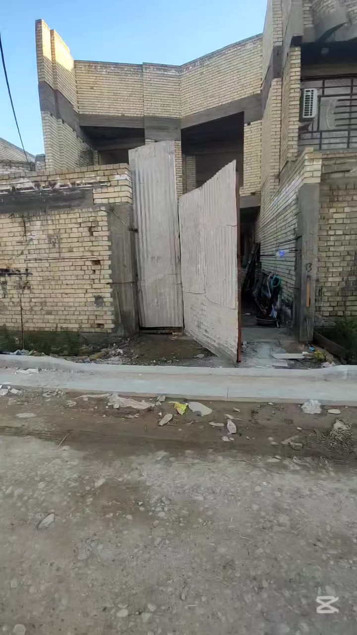 سلام عليكم توفر عندي بيت زراعي سند 25 سند وكاله موجودات على طابو الخلاني مساحه البيت 188متر جبها 7ونص نزال 25 بناء حديث 2026 البيت بي5غرف البيت كامل عوزه شي بسيط بيبان وشبابيك وكاشي شغل البيت بواري خلاطات شغل تركي درجه اولى منطقه كامله كل الخدمات مي مجاري كهرباء ماعده تبليط قريب جدا موجوده ارصفه موقع البيت البلديات الضباط خلف الصحفيين اقرب نقطه داله مدرسه زين القوس منطقه حي الامير الاستفسار اكثر ***********رد واتساب ماسنجر اخوكم حسن للعقارات
