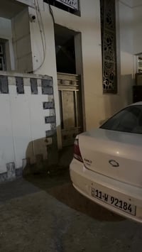 شقق عدد 4 للإيجار كل الشقق متكونة من غرفة وهول وخدمات بناء حديث الموقع...