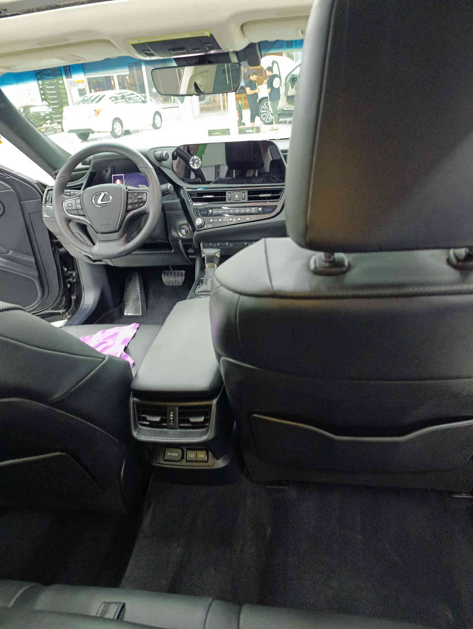 بسم الله ماشاء الله
لكزز es350 2025 ماشيه فقط ٢٠٠٠ زيرو اليوم جهزت من التغليف ppf من ارقئ انواع الppf كلفني ٢٠ ورقه 
6 سلندر 
فول مواصفات 
ميحتاج اذكر المواصفات واضحه 
رقم اربيل 
صبغ فقط جاملغ خلفي جه سايق راجع بلادي 
السياره بدون دواخل وبدون اربكات 
وبحاله الوكاله 
شديتلها تخم تاير جديد دانلوب ياباني الاصلي  
بالنسبه للصور المنشوره اليوم صورتها قبل لا استلمها 
مكان السياره الانبار رمادي 
سعرها ٤٠ الف دولار يعني ٤ دفاتر بيها مجال جدا بسيط 
***********
