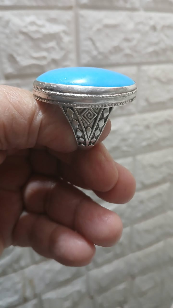 اللهم صل على محمد وآل محمد
لعشاق الجمال والأناقة والتحف 
خاتم متوج بحجر رضوي كرماني قديم وأصلي صافي حجره عملاقه وضخمه 
للبيع مكاني بغداد 
قياس الخاتم 25
للاستفسار واتساب ***********
