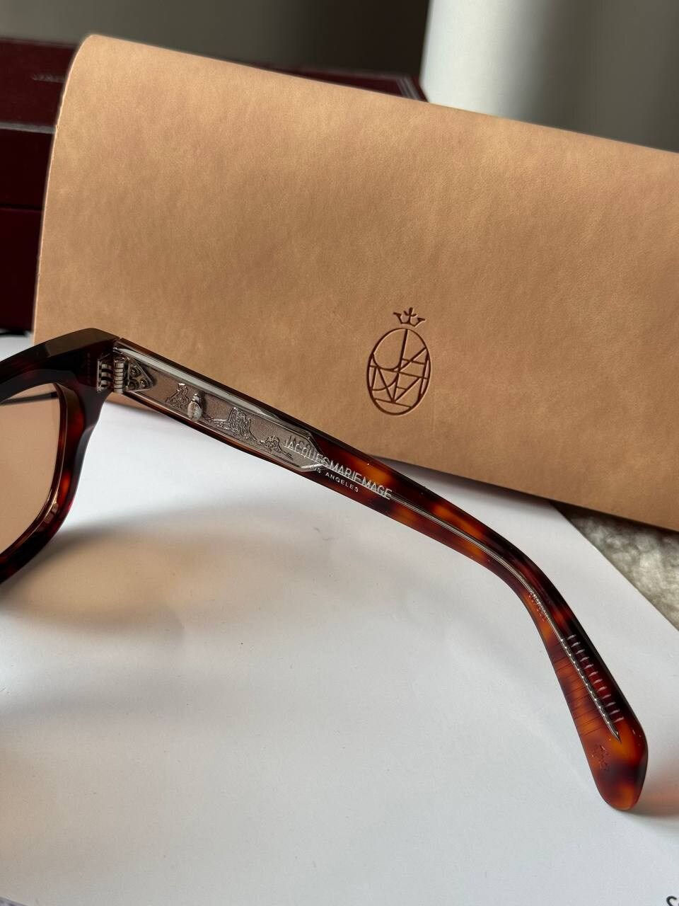 نظارات شمسية من طراز Julien من العلامة التجارية الفاخرة Jacques Marie Mage، وتتميز بتصميم مربع مستوحى من موضة باريس في الخمسينيات ومصنوعة من أسيتات السليولوز.


**إذا كنت صاحب هذا الإعلان وتريد حذفه لأي سبب، رجاءا أرسل رسالة إلى الدعم الفني**