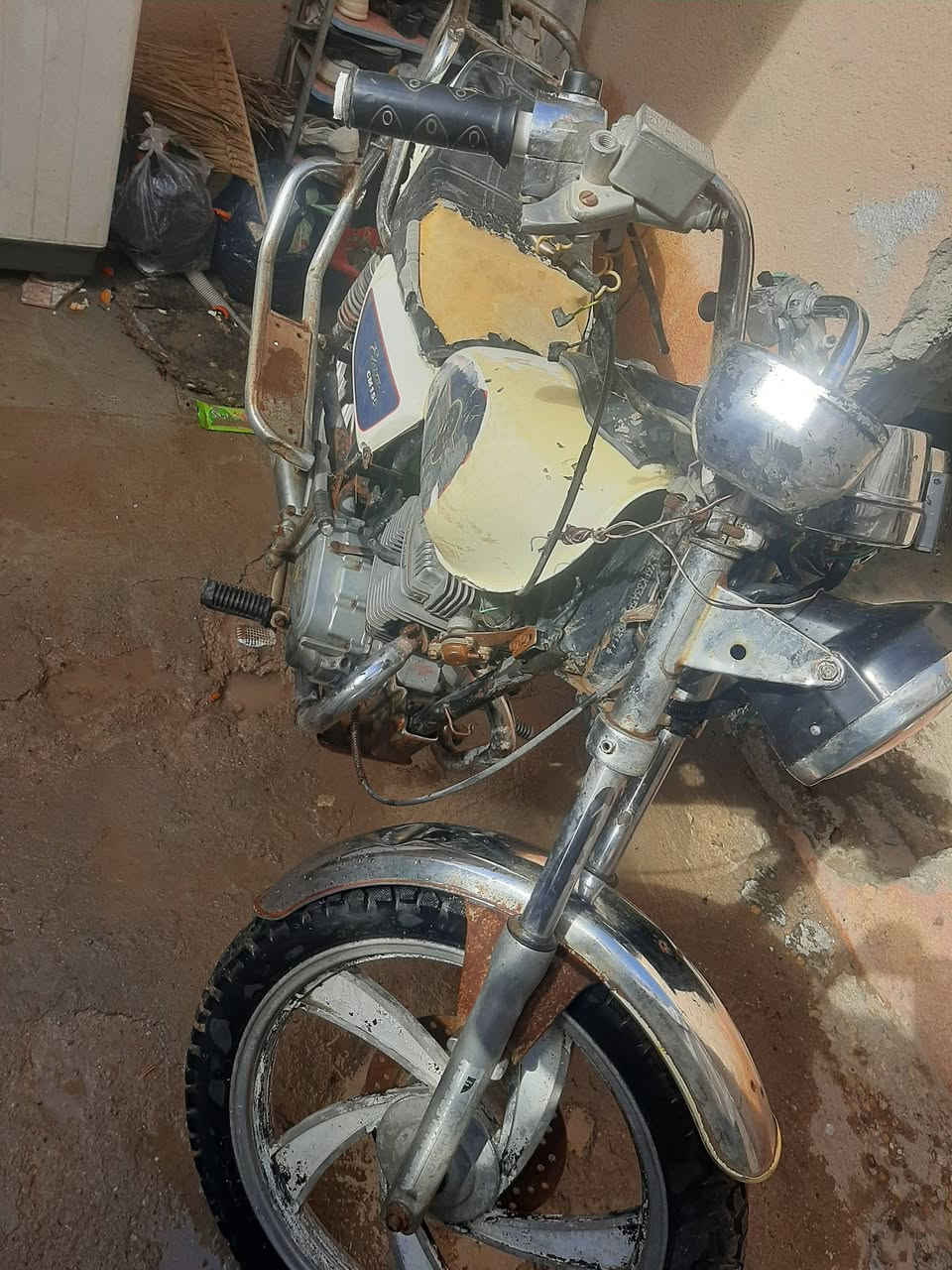 دراجة للبيع اوراق موديل 15 كلها شغالة مال جناي ب400وبيها مجال للطيبين شراي تعال خاص مكاني شطرة


**إذا كنت صاحب هذا الإعلان وتريد حذفه لأي سبب، رجاءا أرسل رسالة إلى الدعم الفني**