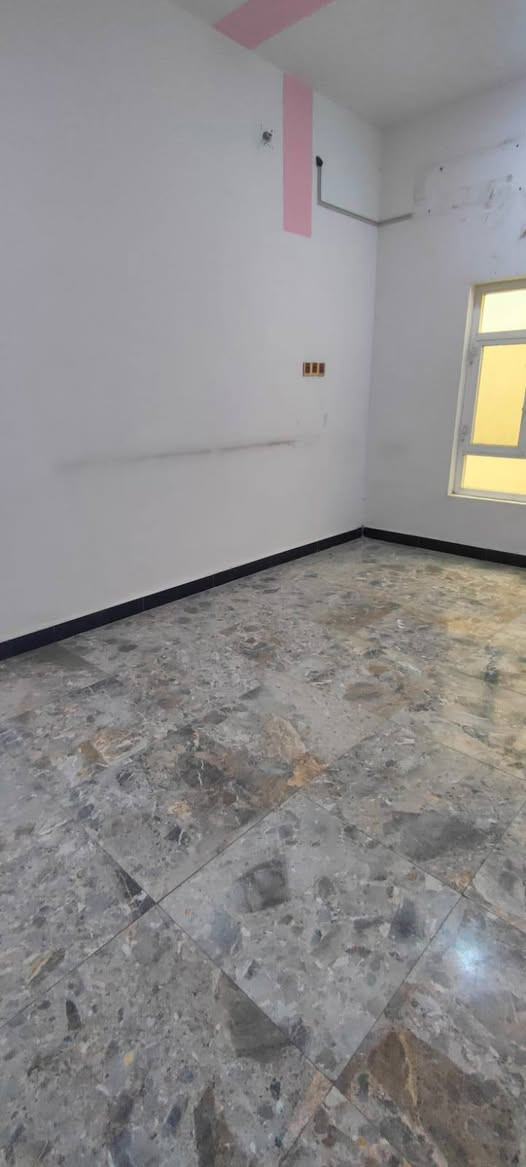 بيت اليجار في الطويسه مساحة 125 متر طابقين يحتوي على 3 غرف نوم وصاله وستقبال ومطبخ وصحيات وكراج بناء حديث سعر اليجار مليونين وبيه مجال قريب على الشارع العام يصلح شركة أو مكتب مكان راقي ممتاز الستفسار//***********//***********// كما نستقبل جميع عروضكم وطلباتكم التجارية والعقارية المكتب مجاز قانونيا المكتب ماقبيل مطعم الحسون عقارات أبو انور فرع الطويسه
