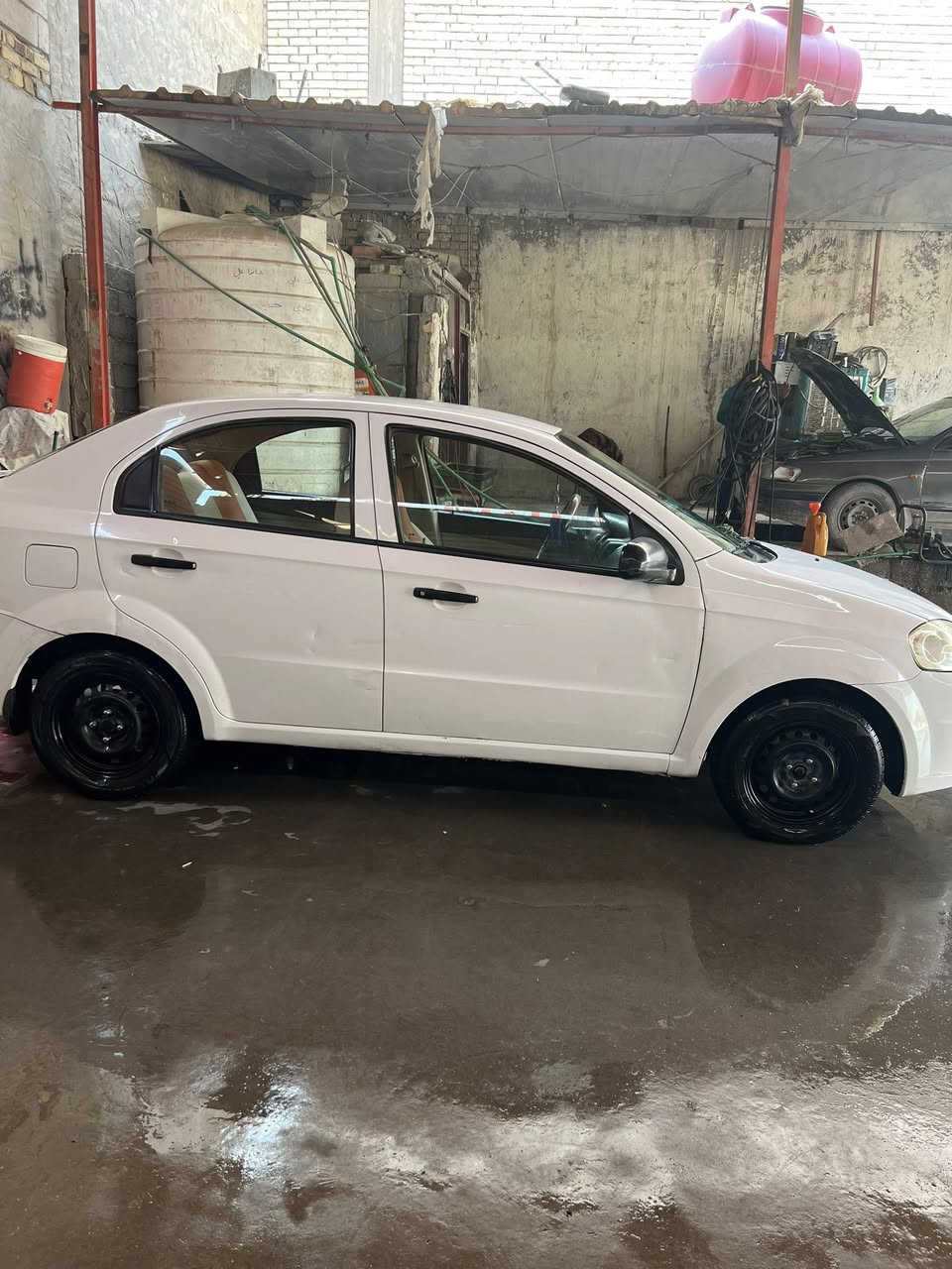 سيارة افيو للبيع موديل 2010
سيارة كير مكينة حدادية تبريد مكفولات 
السياره بيها صبغ في دور الجاملغ الخلفي وشويه من باب الي وره السايق فقط 
مكانها نجف حي النداء 
سعرها 70 وبيها مجال 
التواصل على الرقم *********** وبيه واتساب
