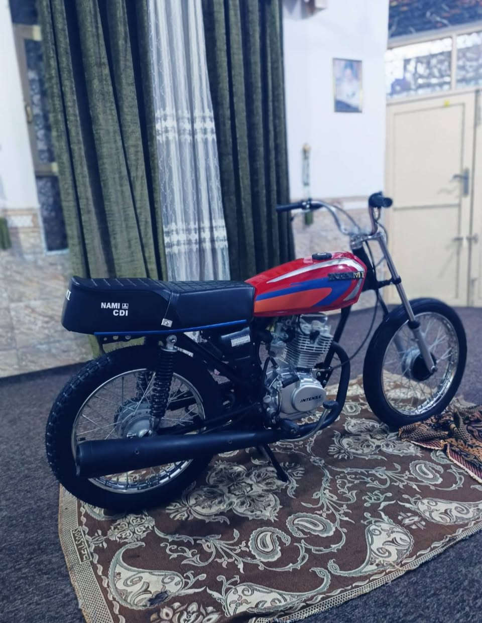 سلام عليكم شباب دراجه اصولي للبيع تعمير صارله سبوع دراجه احله من صوره سعر 800 وبيها مجال حك جيه ونقصها بس راصطه مكاني نجف الخاص مفتوح وهاذ رقمي ***********
