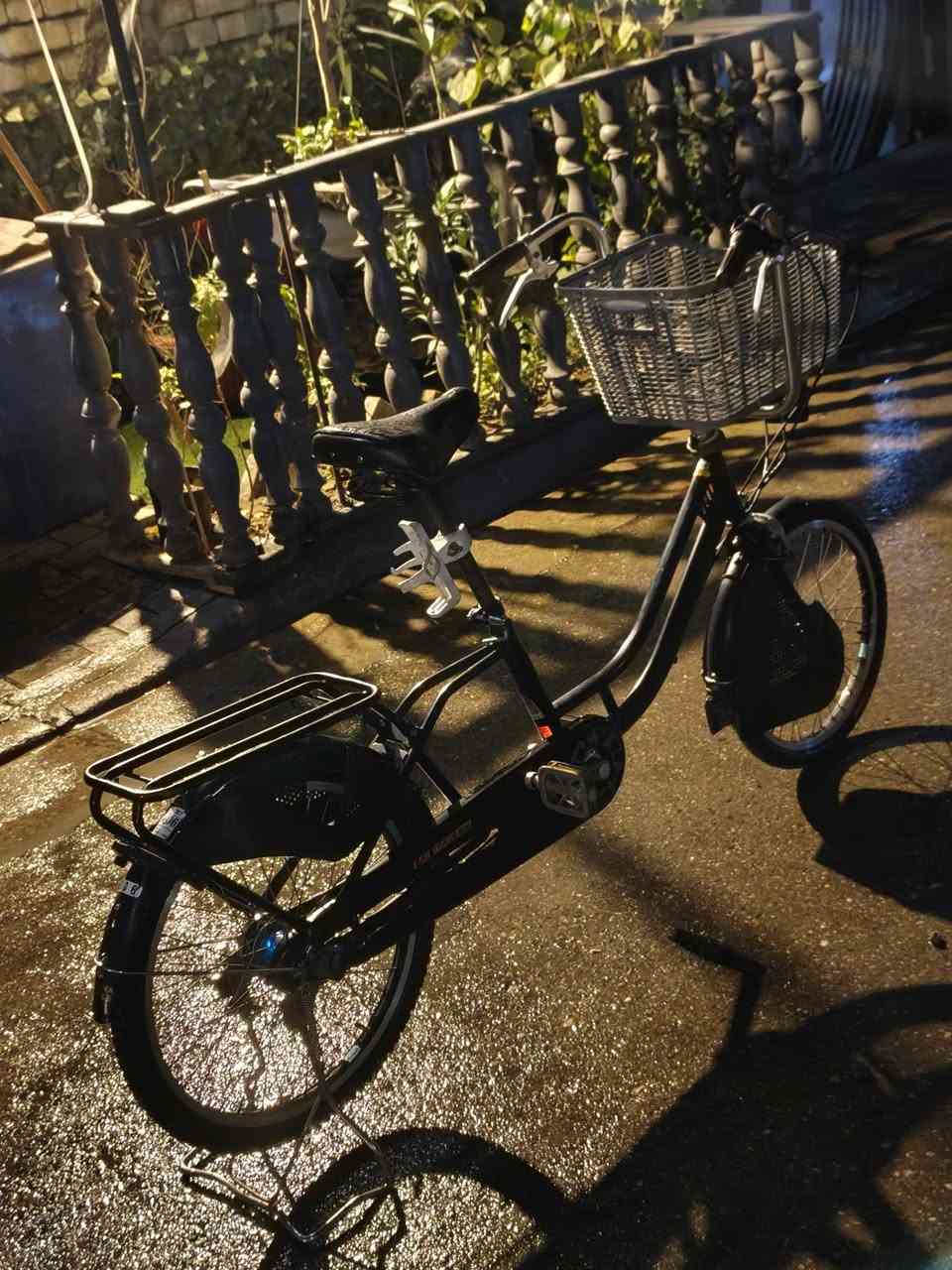 بايسكل للبيع السعر(120) وبي مجال قليل اسم البايسكل (برجستون) حجم(20) العنوان(بغداد العبيدي) الرقم(***********)
