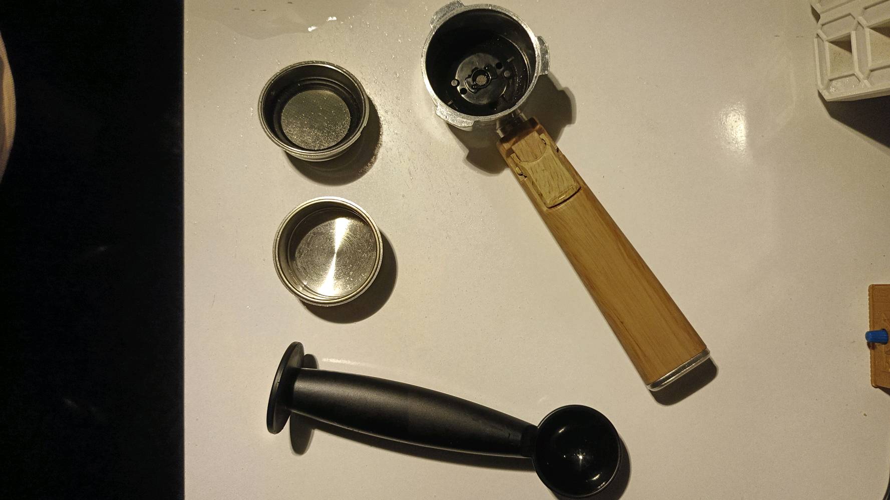 فرصة لا تعوض – ماكينة اسبريسو Cecotec جديدة 🔥
تريد قهوة مقهى بالبيت؟ هاي هي الحل 👌
✔️ ضغط 9 بار – كريما وطعم احترافي
✔️ عداد ضغط (تتحكم بالاستخلاص مثل الباريستا)
✔️ عصا تبخير للاتيه والكابتشينو
✔️ تصميم فخم ومرتب
💯 الحالة: جديدة، ما مستخدمة نهائياً
📦 وياها:
 باسكت سنكل + باسكت دبل  / تامبر / سكوب قياس
💰 السعر: 170 ألف
🔻 مجال بسيط
⚡ جهاز نظيف وجاهز فوراً – بس تحتاج قهوة وطاحونة وتبدي 
للتواصل وتفاصيل اكثر :💢***********
 الموقع: الموصل💢