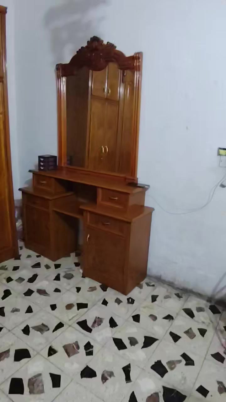 السلام عليكم.. غرفة للبيع خشب صاج تفصال درجة اولى.
الغرفة عبارة عن كنتور ضخم 8 أبواب، جرباية، وميز تواليت ومراية، وكومديات.
💰 السعر: مليون و 800 الف وبيه مجال بسيط.
📍 الموقع: اطراف بغداد ناحية الوحدة.
📞 ***********
