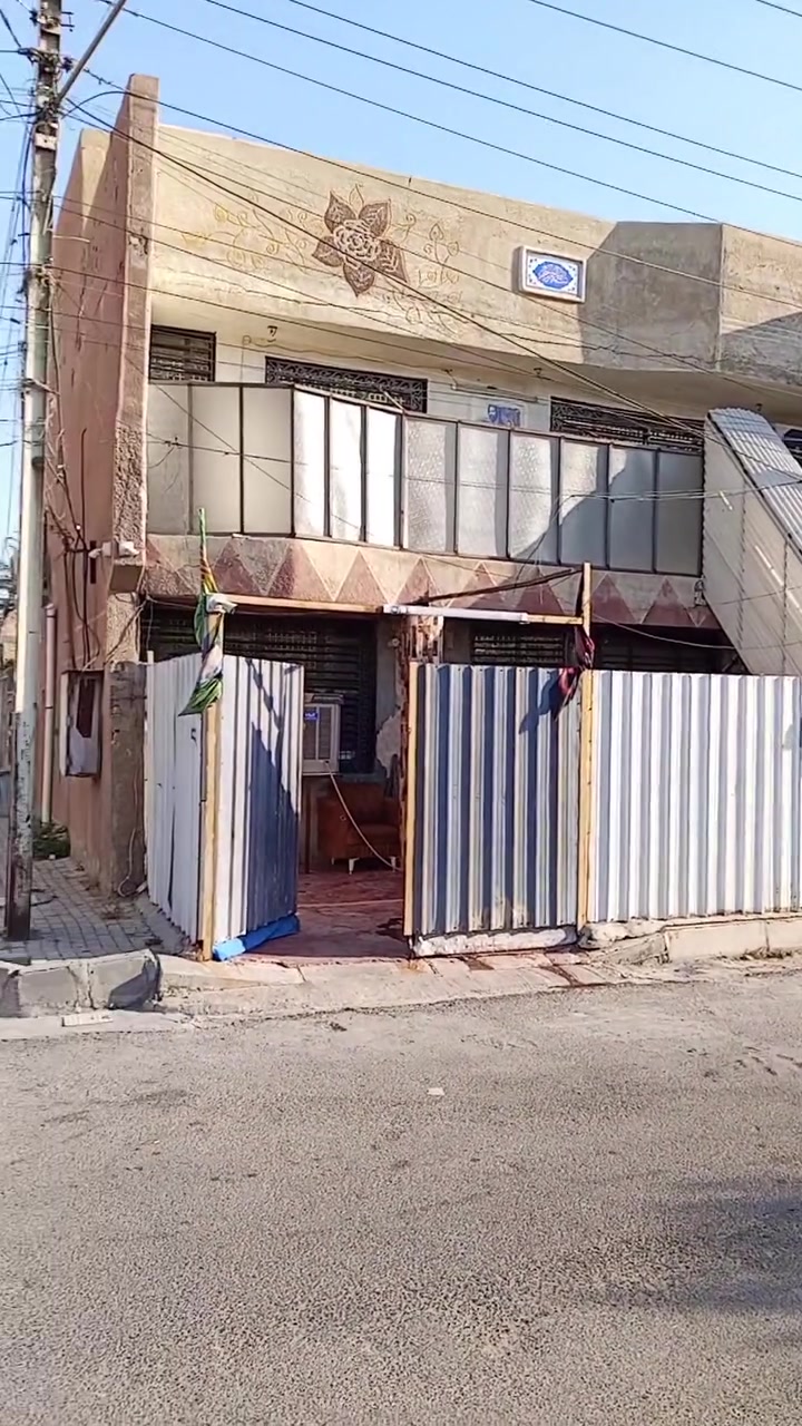 دار للبيع مساحة 100 مربع ركن 10*10 في منطقة ال5000 الالف خلف بدالة الاتصالات مباشرة ومقابل مركز العدالةدار للبيع مساحة 100 مربع ركن 10*10 في منطقة ال5000 الالف خلف بدالة الاتصالات مباشرة ومقابل مركز العدالة 
يحتوي على ثلاث غرف نوم وحولي واستقبال ومطبخ وثلاث صحيات البيت جدا نظيف وموقع مميز كما موضح بالفديو 
للاستفسار ***********
السعر 124 مليون
