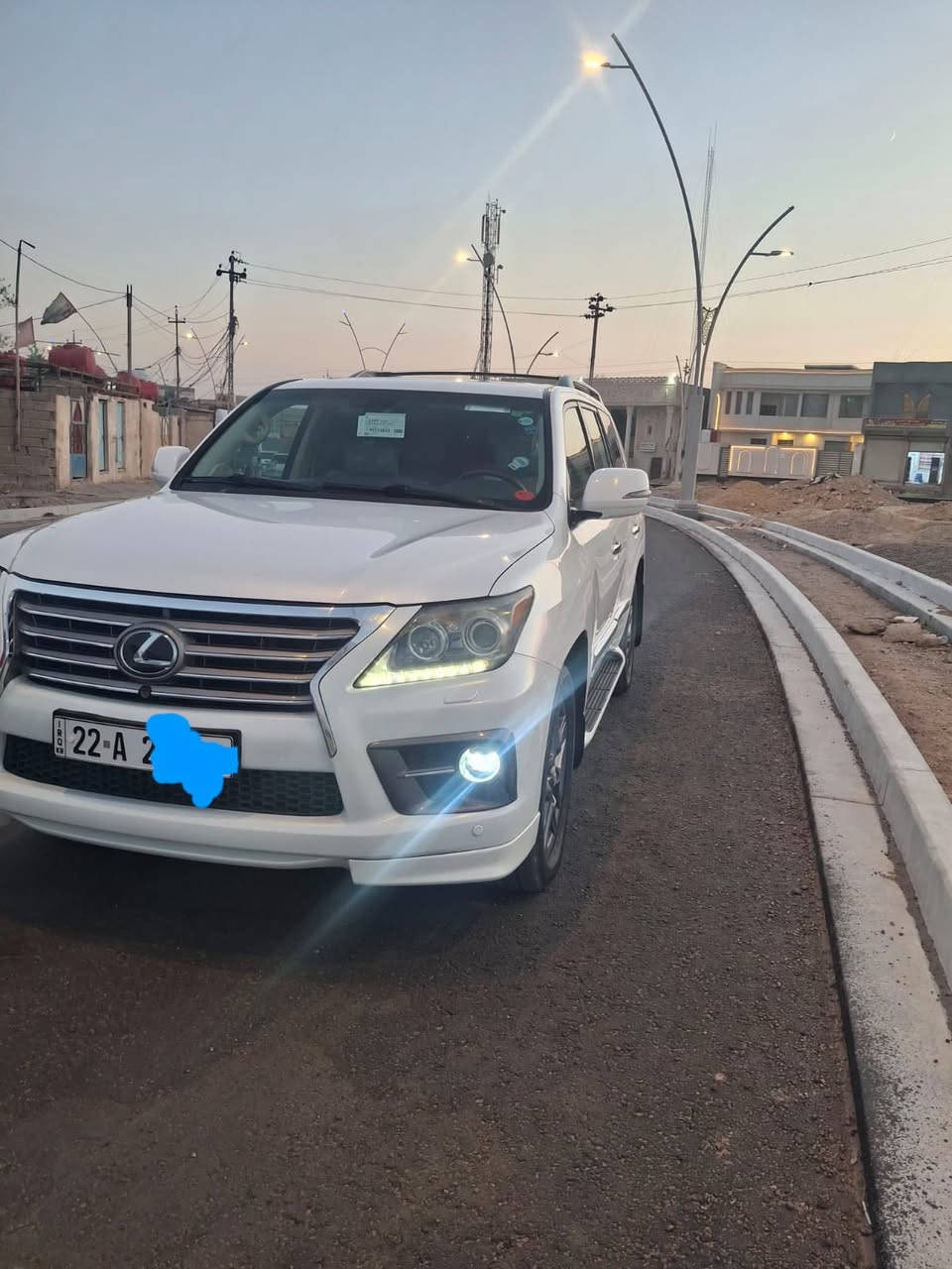 السلام عليكم
لكزز 2014 لون ابيضّ سيارة رقم أربيل باسمي سيارة ماشية 160Km سيارة كفاله موصفات فول جلد +فتحه +كامرات+ حساسات+ بصمتين+ ثلاجه+ شاشه معروف اللكزس بموصفاته
 للتواصل 
***********/***********
