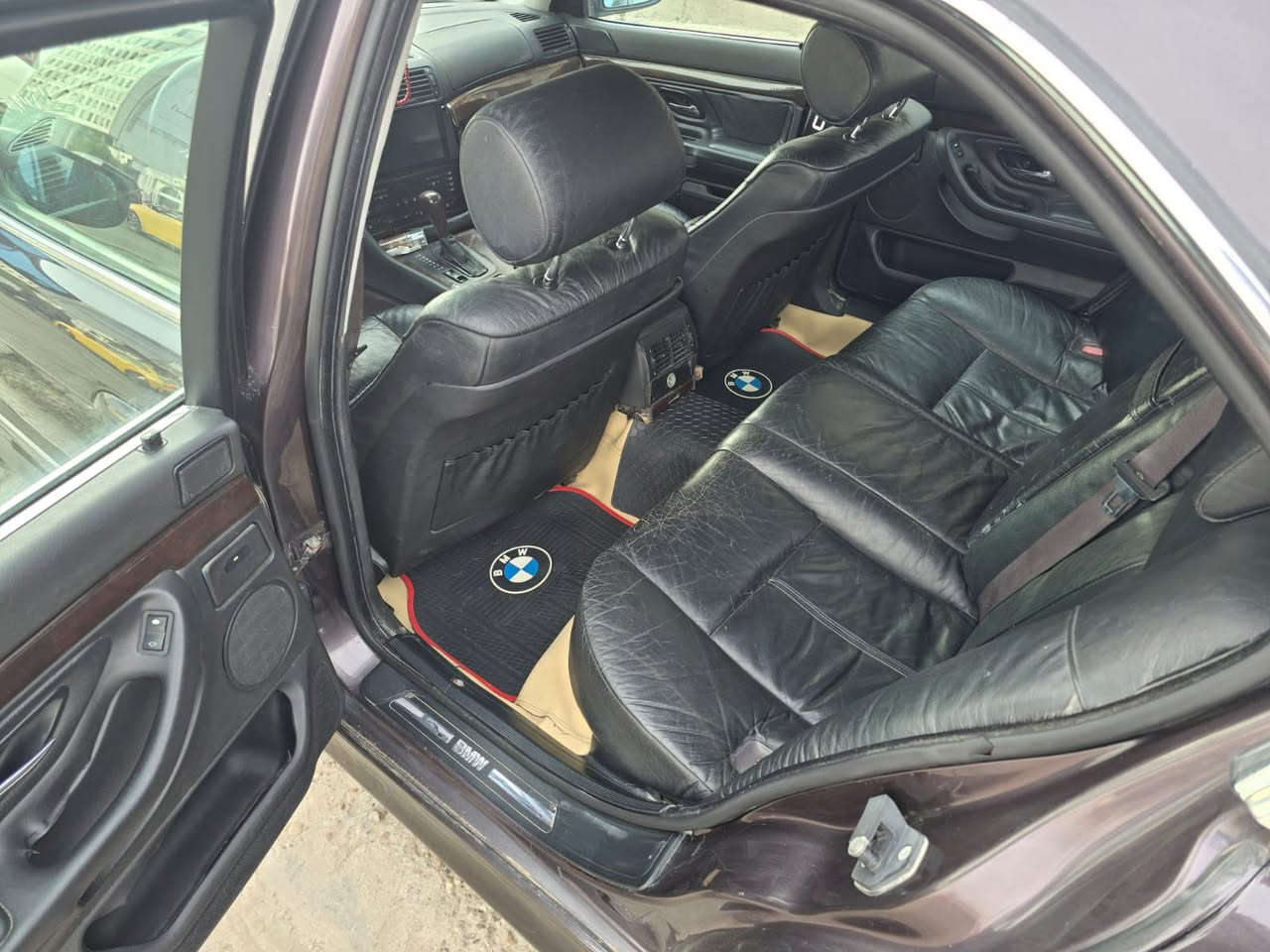 سلام عليكم بي ام دبليو خفاش 740موديل 1997محدثه2000 سياره نضيفه***********
