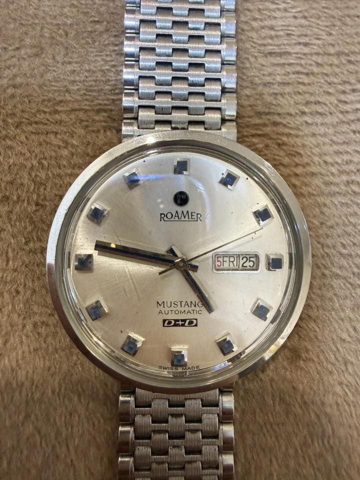 ساعه للبيع 
اقره المواصفات. 
السعر اخر المنشور 
Roamer Mustang Automatic D+D

🔎 المواصفات:
 • ✅ صناعة: سويسري (Swiss Made)
 • ✅ نوع الحركة: أوتوماتيك (تشتغل بحركة اليد بدون بطارية)
 • ✅ موديل: Mustang
 • ✅ نظام اليوم والتاريخ (Day + Date)
 • ✅ ستانلس ستيل كامل (الهيكل والسوار)
 • ✅ مقاومة للماء
 • ✅ رقم مرجعي خلف الغطاء: 478-9120-300
 • ✅ الغطاء الخلفي عليه شعار الحصان (Mustang)

⸻
📅 تاريخ الصنع التقريبي:
هذا الموديل غالباً من فترة السبعينات إلى بداية الثمانينات (1970–1980)

السعر 200,000 و بيها مجال 
مكاني بغداد اعظميه
***********
