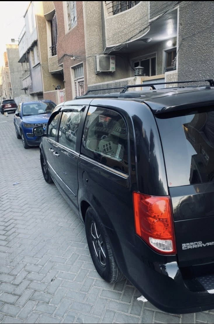 دوج كرفان 2012للبيع
رقم بغداد الدولي مميز  بسمي 
فول مواصفات   VIP. الفئهSXT
محرك 6 سلندر حجم 3.600
سياره 7 راكب 
تبريد مركزي 3 قطع 
شاشه وكامره خلفيه +شاشتين بل قماره  DVD
تحكمات ستيرن مثبت سرعه 
شاشه اعطال 
كشنات مخمل +كشن السايق كهربائي ومساج
بيبان كهرائيه 
تشغيل عن بعد 
فتح ابواب عن بعد 
دواسه بريك كهربائيه 
تحكمات ستيرن 
جام كله كهرباء
كشنات سياحي بلع مفصوله 
فرس وسطي 
بصمه + سنتر لوك 
نضام ايكو سياره اقتصاديه 
كير  دبل اوتماتيك +عادي 
وبعد بيها هواي مواصفات 

السياره وارد امريكي كندي بدون ضرر
ولا حادث داخله كلين 
وتقريرها موجود  
بل عراق 
بيها جراد بس بدون ضرر وصابغهن عل ايدي 
والسونار مرفق بل منشور 

صدر جديد باتري تخم تاير كله جديد 
كير مكينه كفاله شادهن قبل ٥ اشهر 
عليها ادامه كامله 
السياره مال بيت  ونضيفه حيل 
مابيها نواقص 
سعرها 145 وبيها مجال للشراي
مكاني 📍بغداد الوزيريه 
السياره مصورها فديو بل منشور 
***********
بل عافيه عل ياخذها
