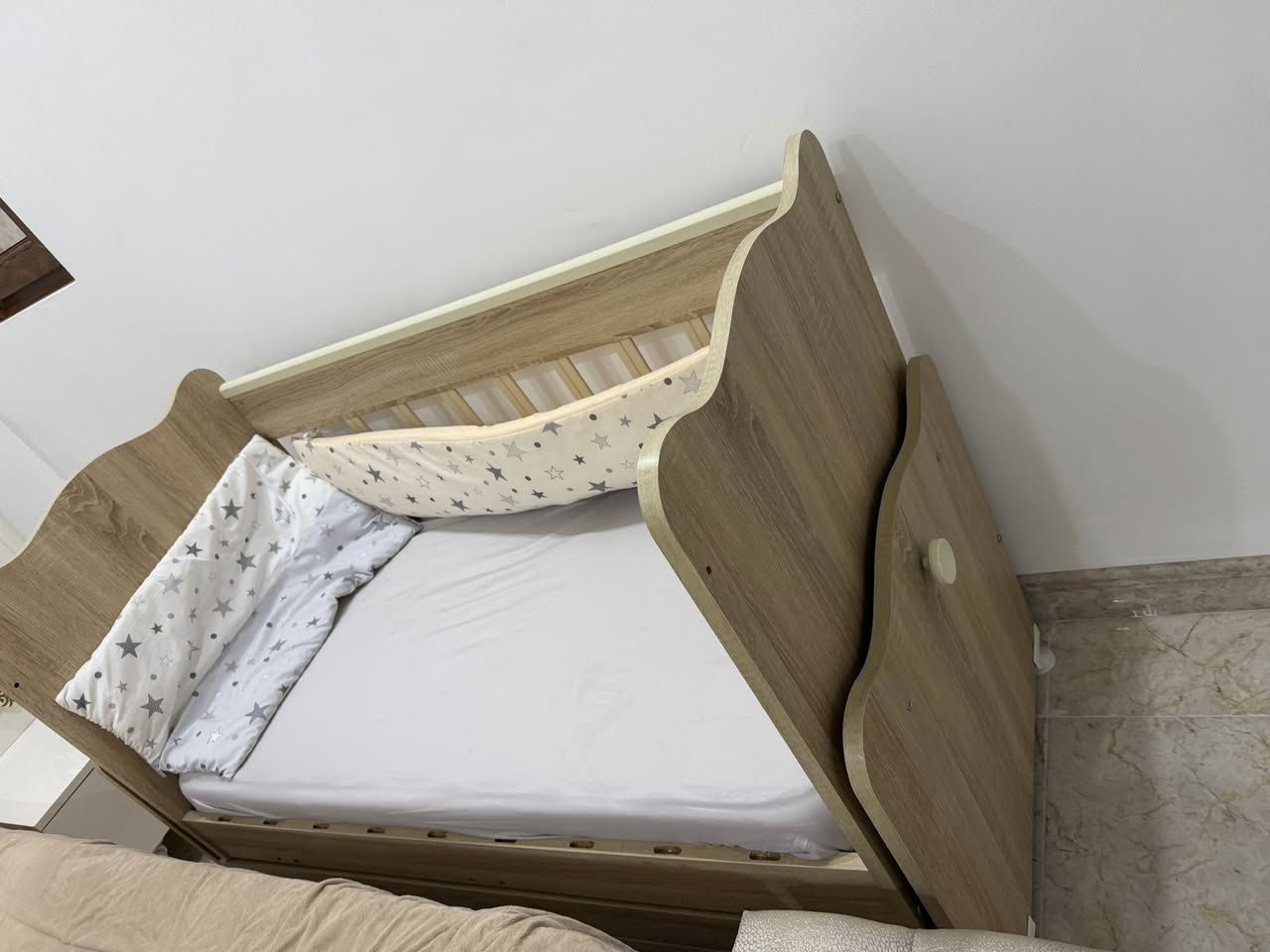 سرير للبيع لحد عمر 6سنوات يصير متحرك وثابت مع دوشك قليل مستعمل الي شراي يخابر هذا رقم *********** عنوانه كركوك
