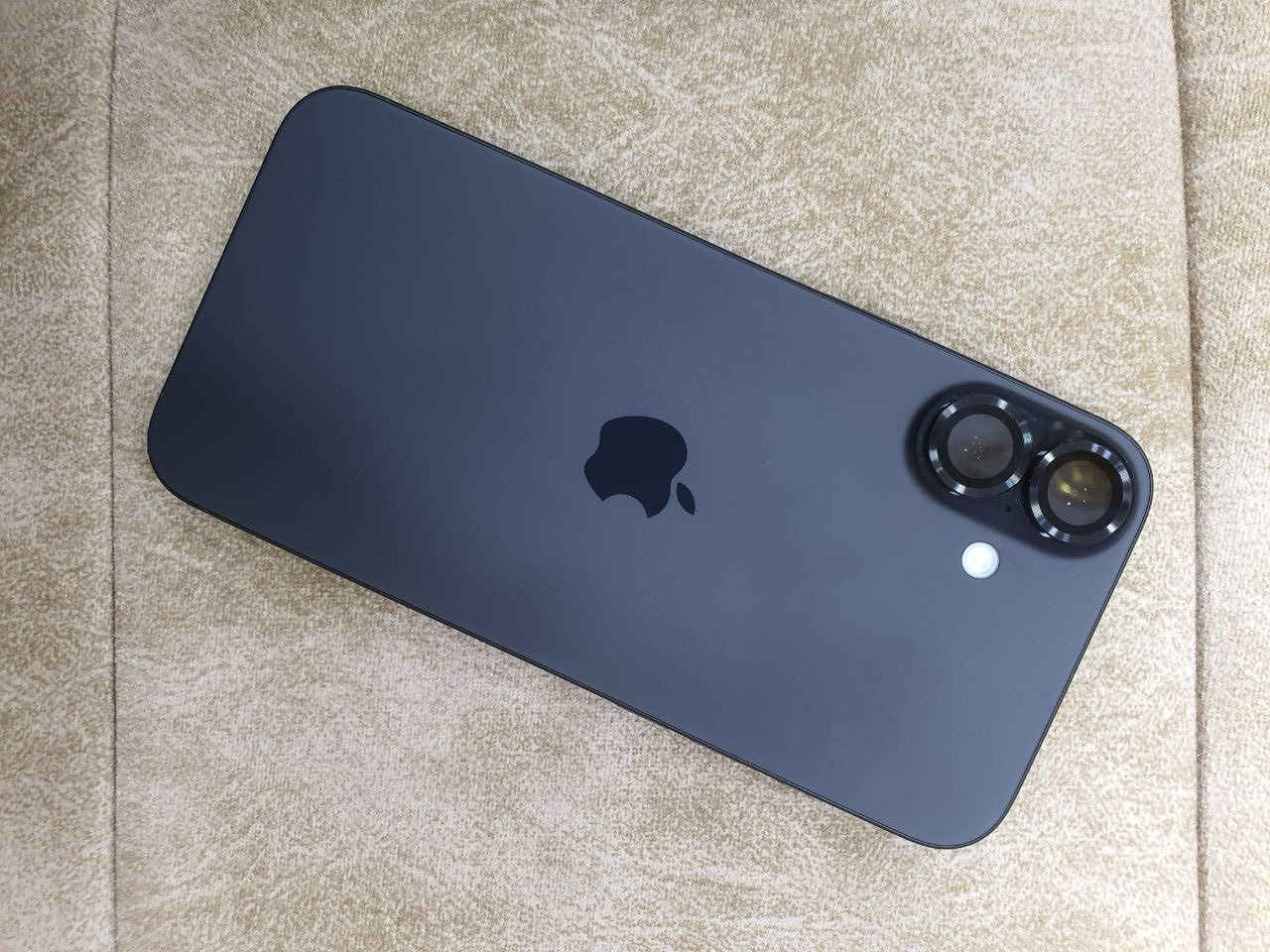 السلام عليكم تليفون ايفون للبيع 

ايفون 16 بلاس
شرق اوسط AA/A
ذاكرة 128 كيكابايت
بطاريته 100٪
لون اسود طافي 
نظافتة 100/100 مشحون 12 مرة فقط وتحت الضمان بعد

ملحقاته كامله (الكارتون + واير الشاحن الاصلي ممفتوح ابد + حافظه عدد 2 + لاصقة شاشة + حماية عدسات الكاميرات + وصل الشراء)
ضمان شركة ماستر 
مشتريهه من (شركة اي شوب) صارلي اسبوع الوصل مالته ويا 

سعرة مليون و 50 الف دينار وبي مجال 
مكاني البصرة - الامن الداخلي 
رقمي ***********
