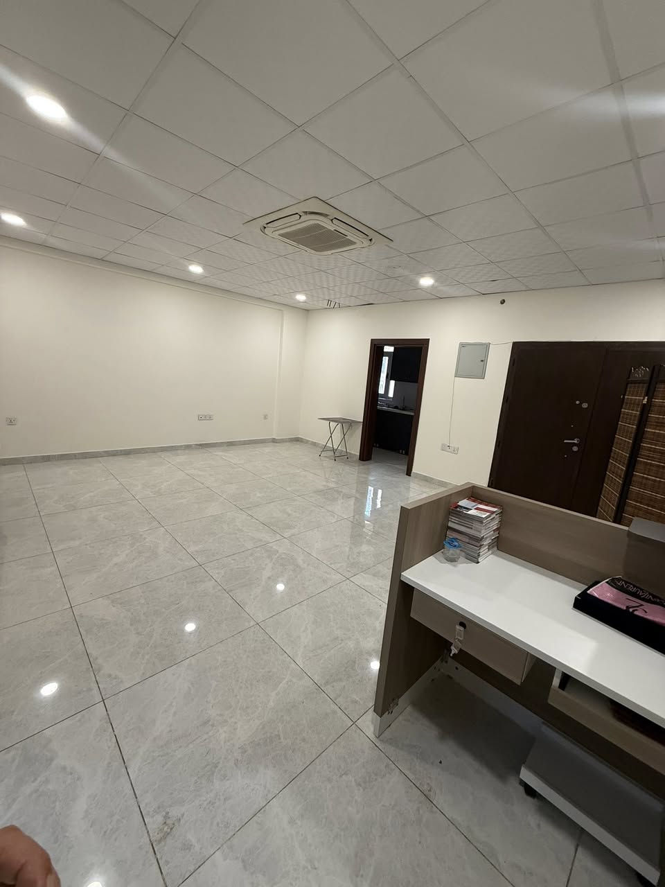 للايـجـار شقة عرصات الهندية

عنوان الشقة 📍 عرصات الهندية مقابل وكالة بوما

🔶 المساحة  150 مـتـر

تحتوي على صالة كبيرة وغرف عدد 3 ومطبخ وصحيات

طابق ثاني مع وجود نصعد شغال 24 ساعه

للمكاتب والشركات التجارية فقط ❗️❗️

ــــــــــــــــــــــــــــــــــــــــــــــــــــــــــ
‎‏‎((شركة دار السلطان للعقار حيثٌ تَلتَقي الرُوٌية ,بلتَمَيٌز ))

❗️❗️ نسـتـقـبل العروض البيع الشراء والايجار ❗️❗️

بيع - شراء - ايجار - ادارة امـلاك - مقاولات عامة

‎‏‎📊كل ماعليك الاتصال أو المراسلة على الصفحة *ʲᵒⁱⁿ ᵘˢ*

 حسن زوانة *********** - ***********

‎‏‎الفرع الاول /عرصات الهندية مجاور فندق بلوم 

‎‏‎ الفرع الثاني /الـسـيـديــة الضباط مقابل افران الرباط

‎‏‎‏‎زبائننا الكرام بِكُم نَرتقي ونَتشرف بزيارتِكم ونَفتخر بخِدمتِكم ❤
