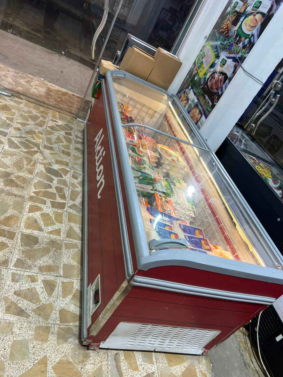 السلام عليكم
عارضه طرحيه للبيع اوربي باب اول ابو الحاسبه 

نضافتها 90% 

طولها مترتين ونص وعرضها 85 

عارضه خير من الله تجميد فول 
العنوان:  ميسان العماره
هاتف:  ***********
