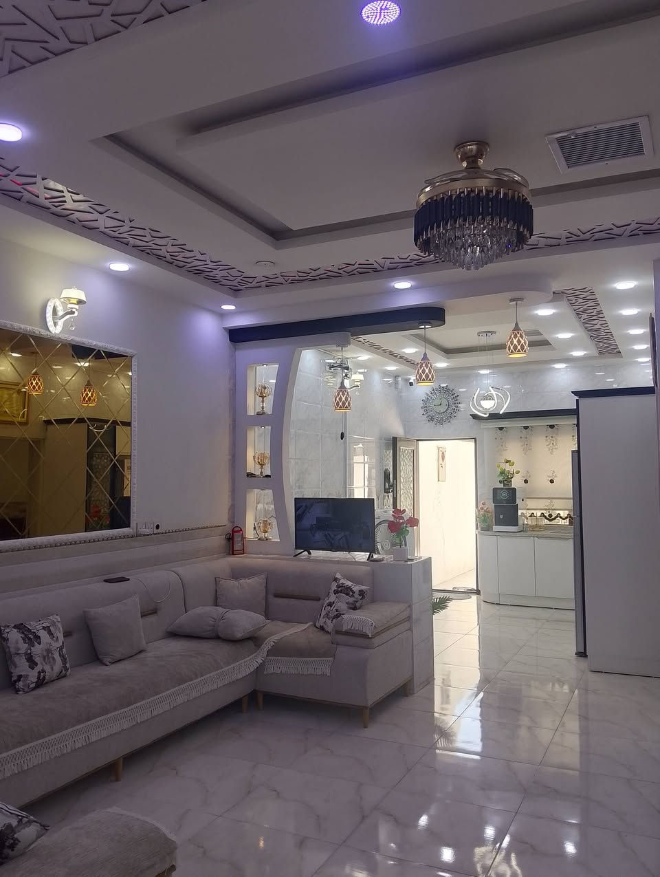 دارللبيع مساحة/187.5/متر واجه 7.5 بناء سنة2021 طابقين 
عنوان:قادسية الثانية قرب جامع الهدى 
نوع العقار:طابو ملك صرف 
مواصفات:فول كاشي،وسقف مغربي،نظام دكت تبريد مركزي 
يحتوي الطابق الاول على استقبال،وهول،ومطبخ حار،وغرفتين نوم،وصحيات 
ويحتوي الطابق الثاني على بيتونه،وغرفة نوم،وصحيات 
موقع مميز وعل شارع عشرين تبليط ومجاري ماء حلوو
سعر:٢١٠مليون وبيها مجال 
للأستفسار الاتصال على الأرقام التالية: 
***********واتسأب
