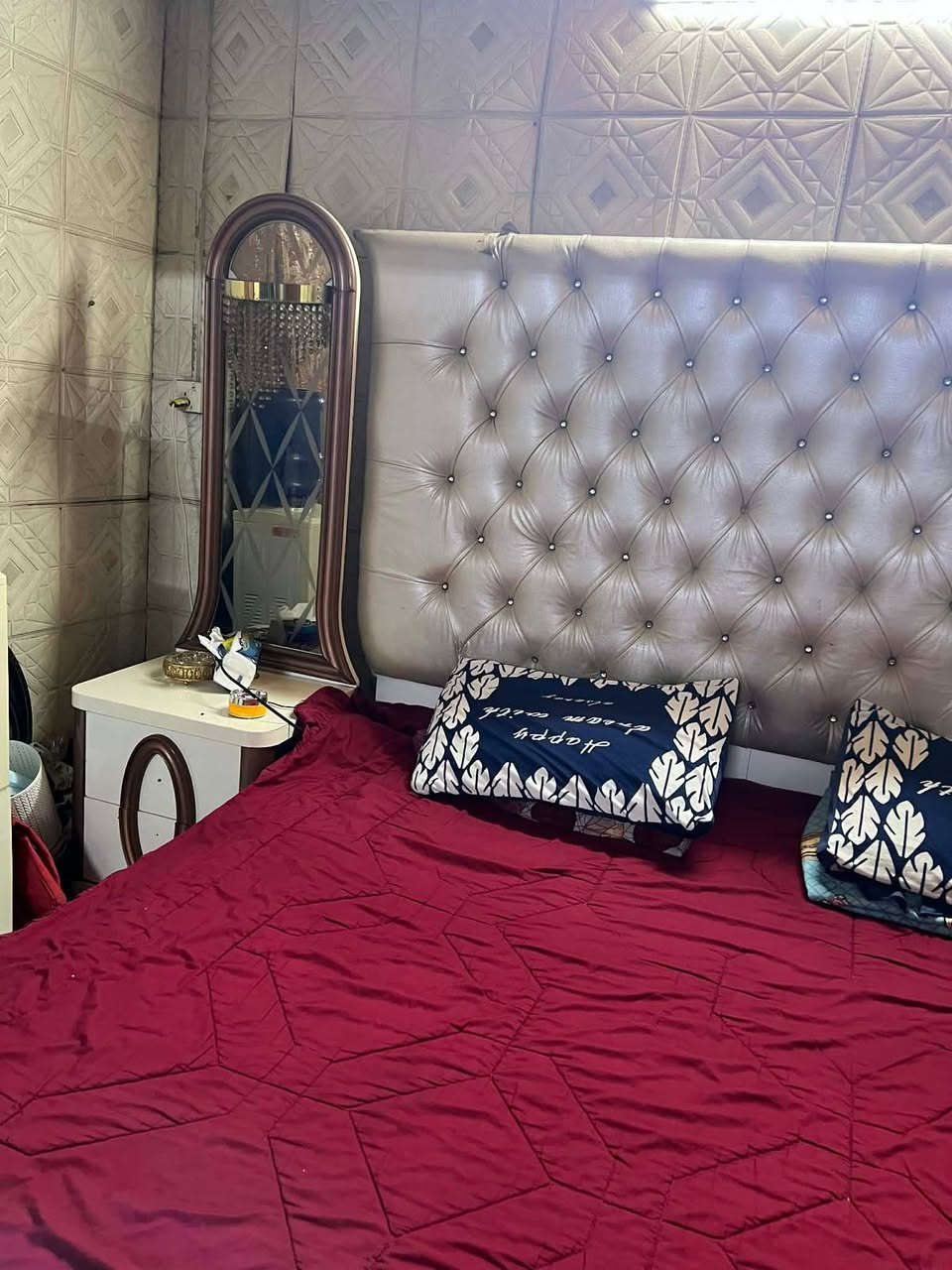 السلام عليكم غرفة نوم  للبيع خمس قطع نظيفة بيها نواقص بسيطة مثل ماموضح بالصورة السعر ٥٠٠ وبيها مجال  المكان معالف قرب حسينية سيد جبار  ***********
