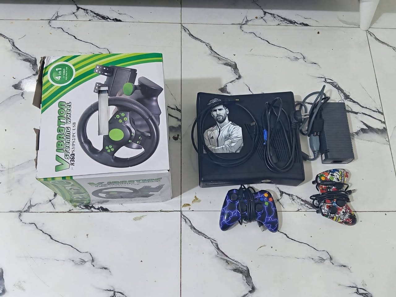 اكس بوكس نضيف جويستكات اثنين معى دركسون
 (الجهاز مهكر) سعر 150 وبي مجال للستفسار ***********
