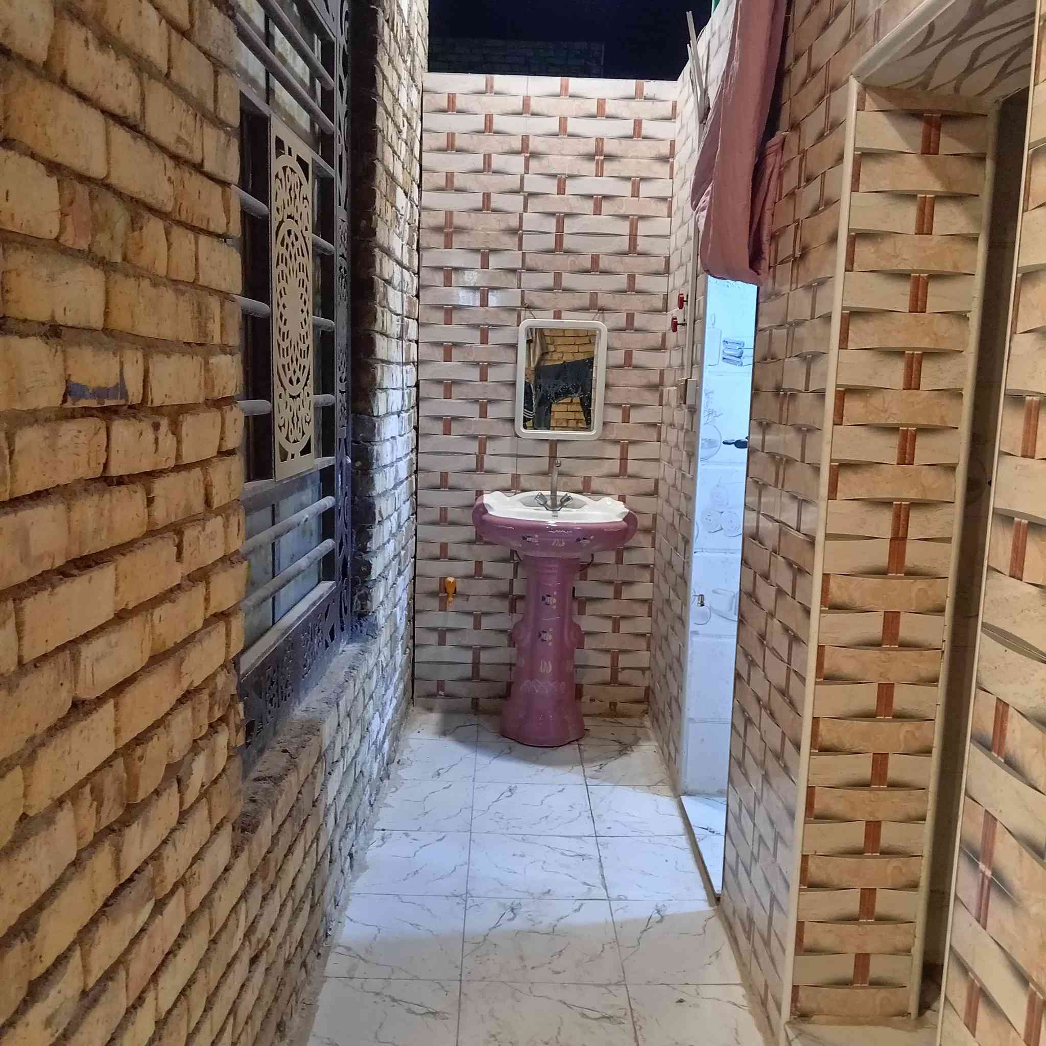 السلام عليكم ورحمة الله وبركاته بيت للبيع ١٥٠ متر بنا طابوك وصب مركزي وعالي عن شارع بنا درجة أولى قرب مشروع الماي بشارع كطران الشلبي ***********
