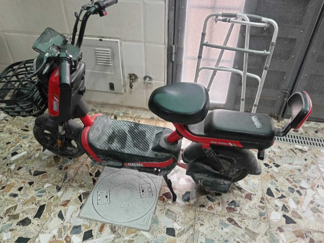 دراجه شحن للبيع
دراجه نضيفه الله شاهد حته ما غاسله بترابه 

الدراجه من شركت الريان 

250 وبيه مجال للشراي مدينه الصدر قطاع 38
الرقم ***********
متواجد واتساب
