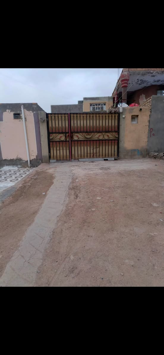 سلام عليكم بيت للبيع ب حي الشرطه مساحه طول122متر عرض 5امتار بناء بلوك مجاري وكهرباء كامله سعره خاص للاتصال ***********
