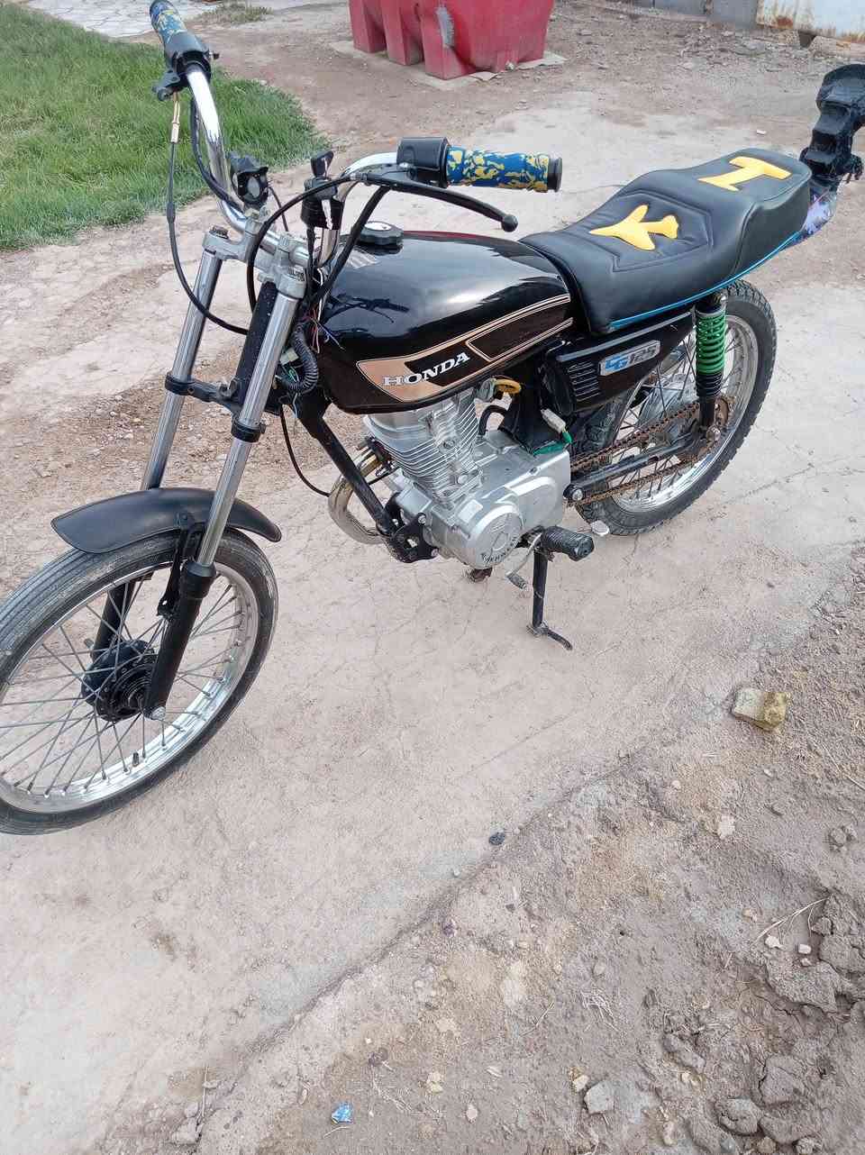 سلام عليكم دراجه اوراق 2015 كاملات7 للبيع او مراوس لاتجي تكلي شبيه كدامك وكيله بشارع بغداد اذا عندك دراجه دزه بتعاليق وانا اراسلك واذا شراي اتصل *********** وتدلل
