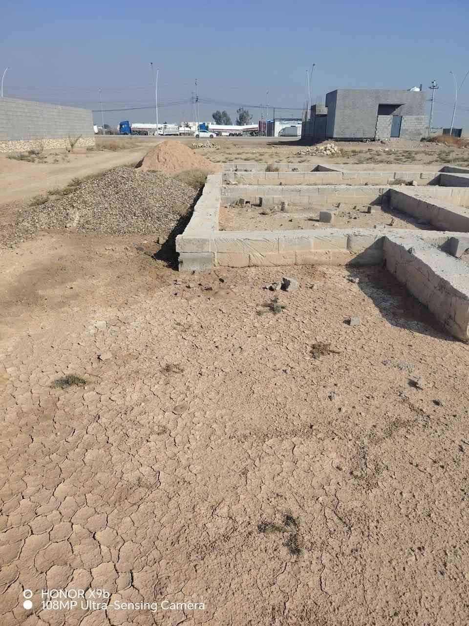 قطعة ارض للبيع ركن  … تبعد عن شارع السايدين 100 متر 
متوفره فيها 
المساحة ( 250 ) متر / وجه 12  نزال 23 على شارعها ( 10) متر     
الأنبار _ رمادي _ زنكوره 
السعر  /  12  مليون  وبي مجال 
للتواصل : *********** واتساب
