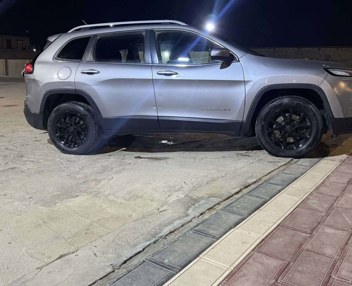 جيب بزون شيروكي 2017 مواصفات لاتيوتد
محرك 6 سلندر 3200
كير + محرك مكفولات
حادثها موضح بالصور 
وفحص السياره مرفق
ماشية 112 الف ميل
سيارة بوضعية جيدة 
حدادية  جديده 
تبريد  100%
تايرات جديد
رقم كربلاء + هزة جديد
سيارة مناقصها اي شي 
بسعر مناسب  120 وبيه مجال 
مكان السيارة ذي قار الشطرة
 ***********
