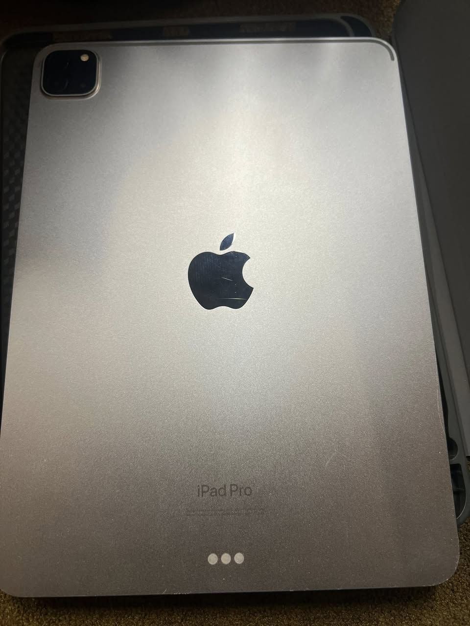 ايباد ١١ برو M2
ذاكره ١٢٨ 
ملحقاته كارتون + كيبل 
سعره ٦٣٥ وبي مجال 
للتواصل = ***********
