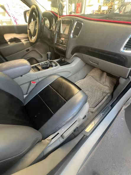 السلام عليكم عندي دوج دورانكو 2012  مكفول  
🛑(المواصفات)🛑
1.محرك 3.6
2.شاشة كبيرة 
3.شاشة قلابة 
4.حساسات خلفية
5.كامرة خلفية
6.مثبت سرعة 
7.تحكم ستيرن جهتين 
8.منفذAUX
9.منفذ USB
10.مشغلCD
11.مصابيح اوتو 
12.تبريد ثلاث قطع
13.مري كهرباء 
14.ويل حجم 18 
15.تراكشن كونترول 
16.طي تجوة الراس مقاعد الصف الثالث كهرباء 
17.كشنات قماش مغلف جلد رصاصي 
18.تحكم قوة انارة الدشبول 
19. غطاء البانزين كهرباء 
20.كشافات ضباب 
21.تخم تايرات جديد 
22.رقم بغداد 
مكان السيارة بغداد 
رقم تليفون ***********
السعر ١٩٥$
