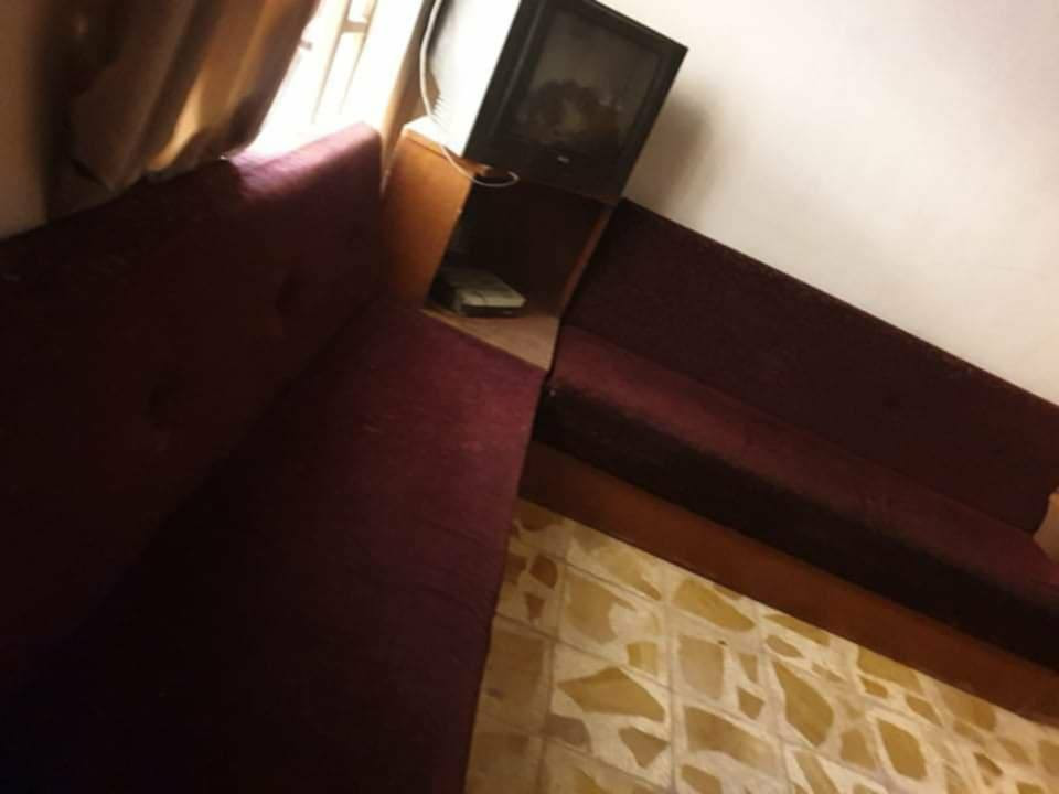 زوج قنفات مع زاويه  صاج نجاره الاصلي نضيفات .
للبيع جربايه ام النفر نضيفه جدا استخدام قليل صاج نجاره الاصلي .
للاستفسار.***********
