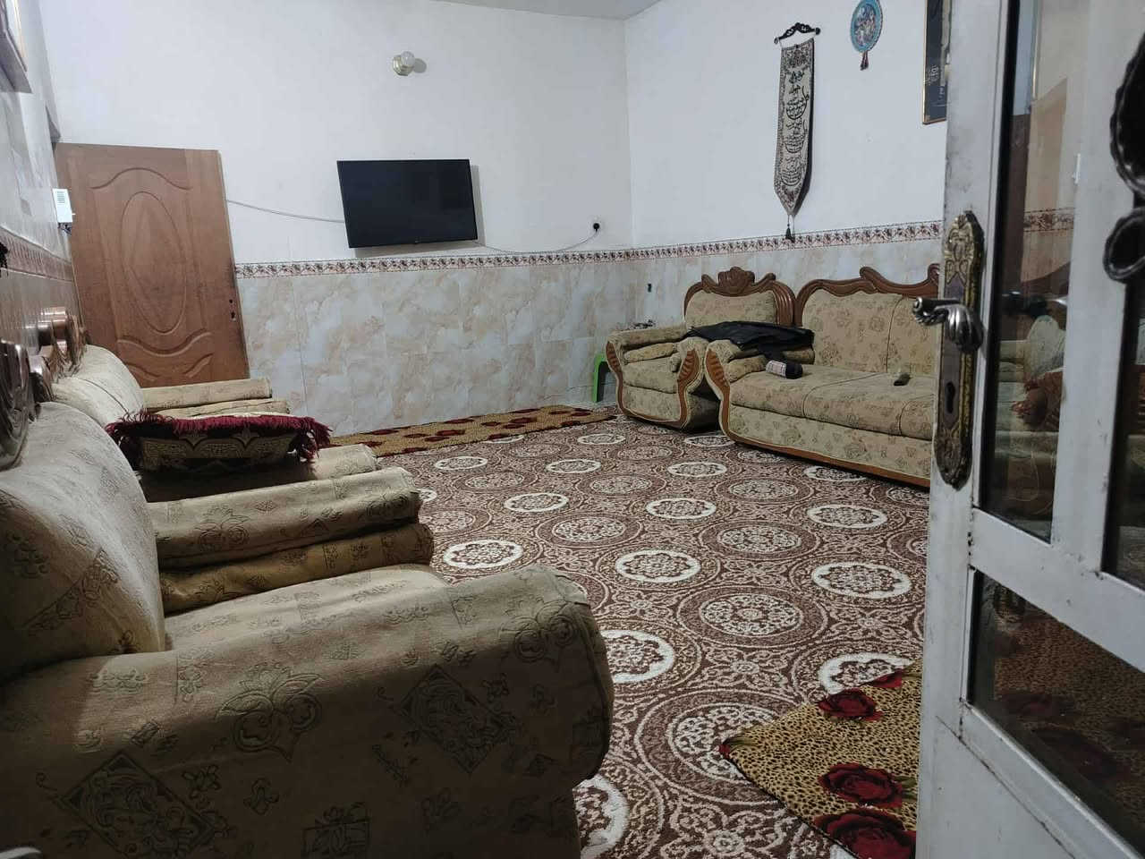 🏠 دار سكنية للبيع - موقع متميز وخدمات كاملة 🏠
​ دار سكنية في منطقة المهندسين الرابعة،
​📍 العنوان بالتفصيل:
​بابل - المهندسين الرابعة - بزل الحي العسكري (مقابيل مخبز مهند).
​📋 مواصفات العقار:
​المساحة: 100 متر مربع.
​جنس العقار: طابو زراعي (25)
​التفاصيل الداخلية:
​غرفة نوم.
​استقبال واسعة.
​مطبخ.
​كلدور (موزع).
​مجمع صحيات (داخلي + خارجي).
​الخدمات: المنطقة مخدومة بالكامل (تبليط + مجاري).
​💰 السعر:
​40 مليون  (علماً أن السعر قابل للتفاوض البسيط للجادين فقط).
​📞 للمعلومات والاستفسار:
​يرجى الاتصال مباشرة على الرقم التالي
***********
