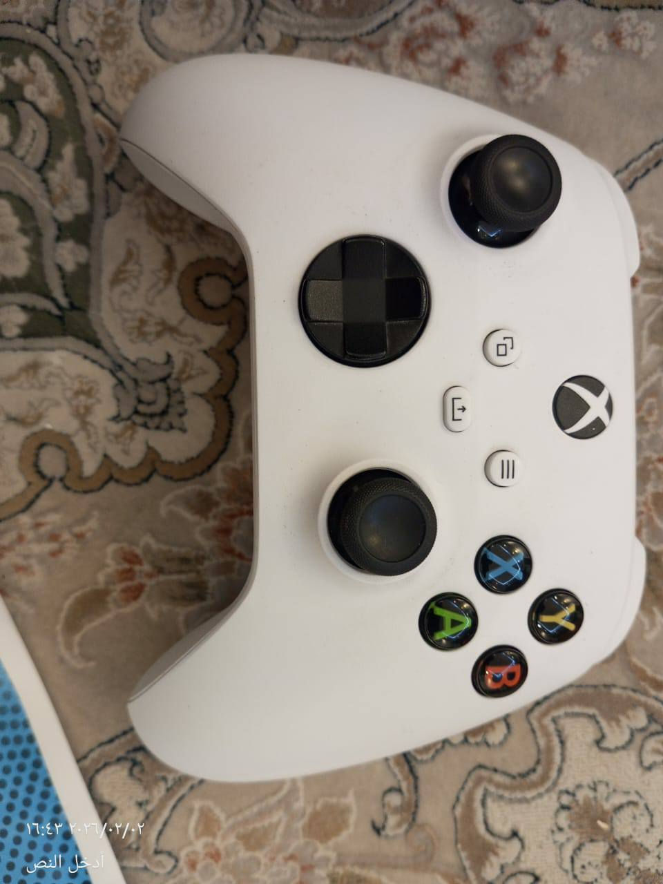 اكس بوكس سيريس اس ذاكره 512 لا مفتوح ولا مصلح لوك ستيكر اخو الجديد نضيف جدا جدا كامل الملحقات الاصليه الكارتونه موجوده رقم التواصل *********** أو خاص السعر ٣٢٥ البطاريه مال جوستك هديه
