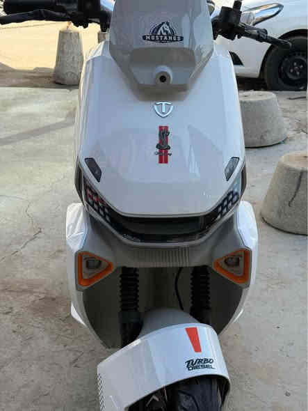 السلام عليكم 
دراجة ملكة تالج ريان لون ابيض مميز  بصمة 
الدراجه 6 باتري 35 امبير
زيرو ماماشية فقط 300 كيلو 
نضام البريك APS مانع انزلاق ودسكات والدبلات هايدروليك 
ملف الدراجه 2000 S  واط حقيقي 
سرعة 80  حقيقي 
المسافة المقطوعه من 75 الى 90 كيلو متر بلشحنة الوحدة 
لايتات زنون عالي وناصي بريك رياضي
ميزة الباركنگ قفل جوزة 
رايدها 1.750.000 مليون 
والي مايعرف بيهن لايعلق احسن 
مكاني بغداد *********** بغداد
