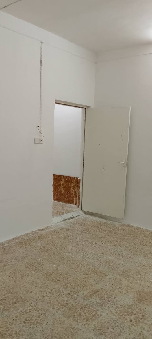 يا الله 
🏠 بيت للإيجار – النجف الأشرف / حي السلام
بيت مساحة 50م، موقع ممتاز خلف مدرسة بانقيا
طابق واحد، جاهز للسكن فوراً ✨
🔹 يتكون من:
غرفة
صالة
منور
مطبخ
حمّام + تواليت
🔹 الخدمات:
تأسيس كهرباء وماء كامل
خط مولد متوفر ⚡
بيت نظيف ومرتب
📞 للاستفسار ومعرفة الإيجار:
اتصال أو واتساب: ***********
