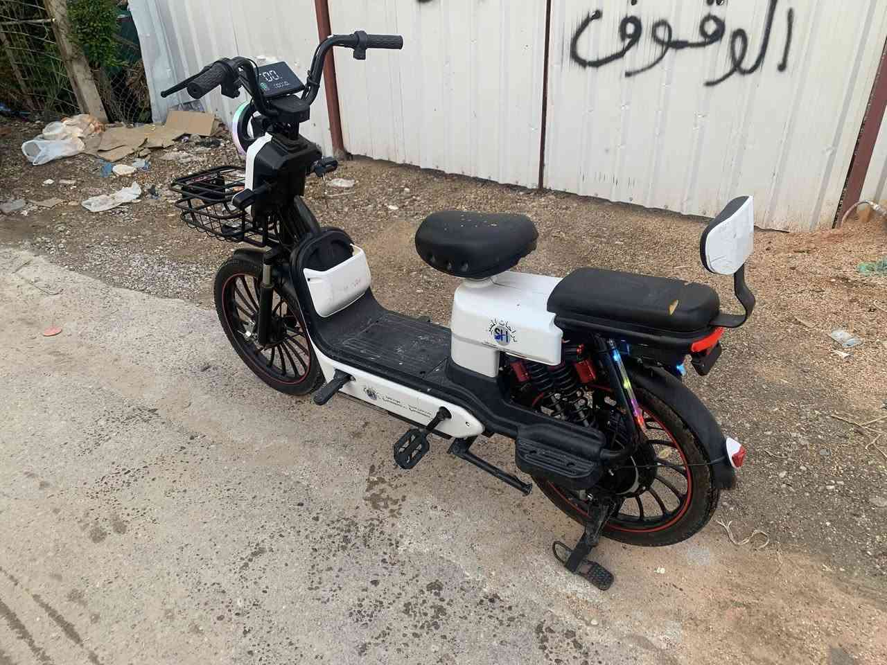 السلام عليكم دراجه شحن للبيع R9 بطاريات 5 دراجه جانت كلشي مابيها بس على غفله كامت متمشي وديتها بالمنطقه واحد يكولي عقل واحد يكلي ملف واحد ضل صافن معرف شبيها كهربائيات هورن اشاير كله شغاله لايت الي تعجبه واله واهس ياخذها للصدريه يجوز عطلها بسيط ابيع هل موجود ب 250 مكاني بغداد لكريعات ***********
