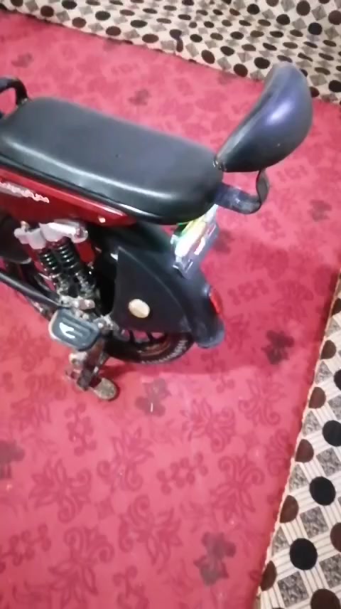 السلام عليكم شباب دراجه شحن نظيفه جديده رايدينها ب 350 وبيها مجال شراي  خلي رسني خاص وسرعه الدراجه99 وموضح لكم بالفيديو دراجه بطاريات جديده مبدلات تصير لهن شهر رقم الهاتف ***********
