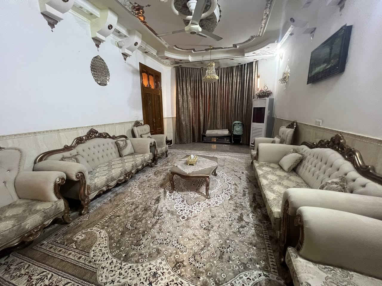 السلام عليكم بيت 🏡 للبيع المساحه 218 متر الموقع شارع الشيخ احمد الوائلي مقابل مطعم كباب حبيب للاستفسار مراسلة الصفحه او الاتصال على الرقم ***********

