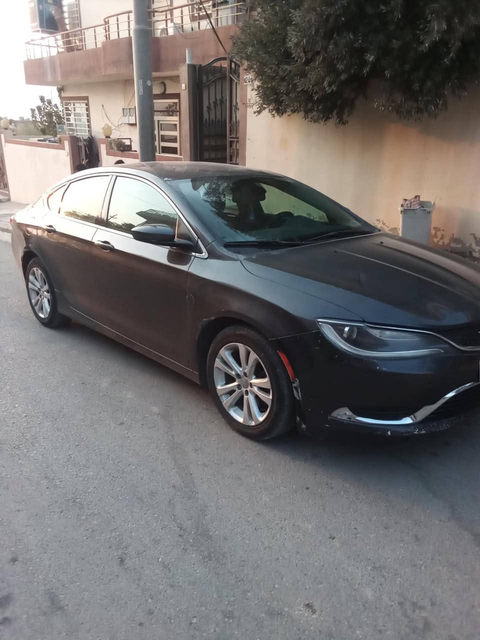 سلام عليكم سي 200 موديل 16 للبيع فقط مكينه 2400 مابيها صبغ فقط بارد بل الماكن الي موضحه في الصوره وبدون دواخلي مواصفات عاديه لون نفطي مكاني السياره بغداد السعر 98 
للستفسار اتصل ***********
