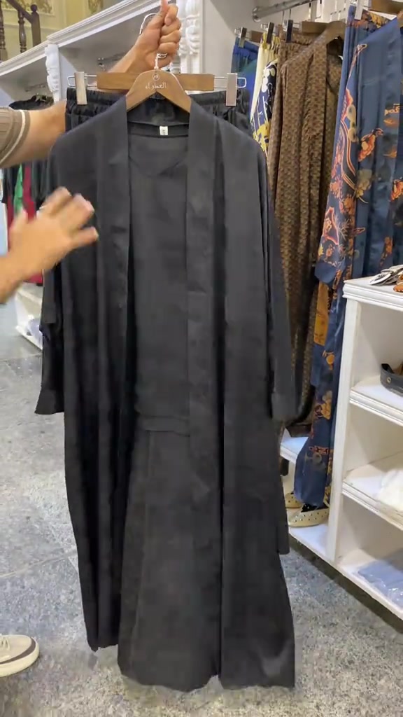 من كد ماحلوة القطعه حتى رح تنامين بيها ❤️💙🫢 تعالي شوفي هاي القطعه الحلوة وفرتلج بيها 5 نقشات مختلفة. تجي فري سايز تلبس من وزن 60 لغاية وزن 100-95 كيلون .. تفاصيل اكثر داخل الفيديو ✨🤷🏻 . سعر التوصيل 5 الاف دينار  بغداد وكل المحافظات  العنوان : بغداد الدورة سوق الاثوريين شارع نادي المجتمع العائلي رقم الهاتف ***********___***********  . . . . . . . #ملابس #ازياء #اكسبلور 
