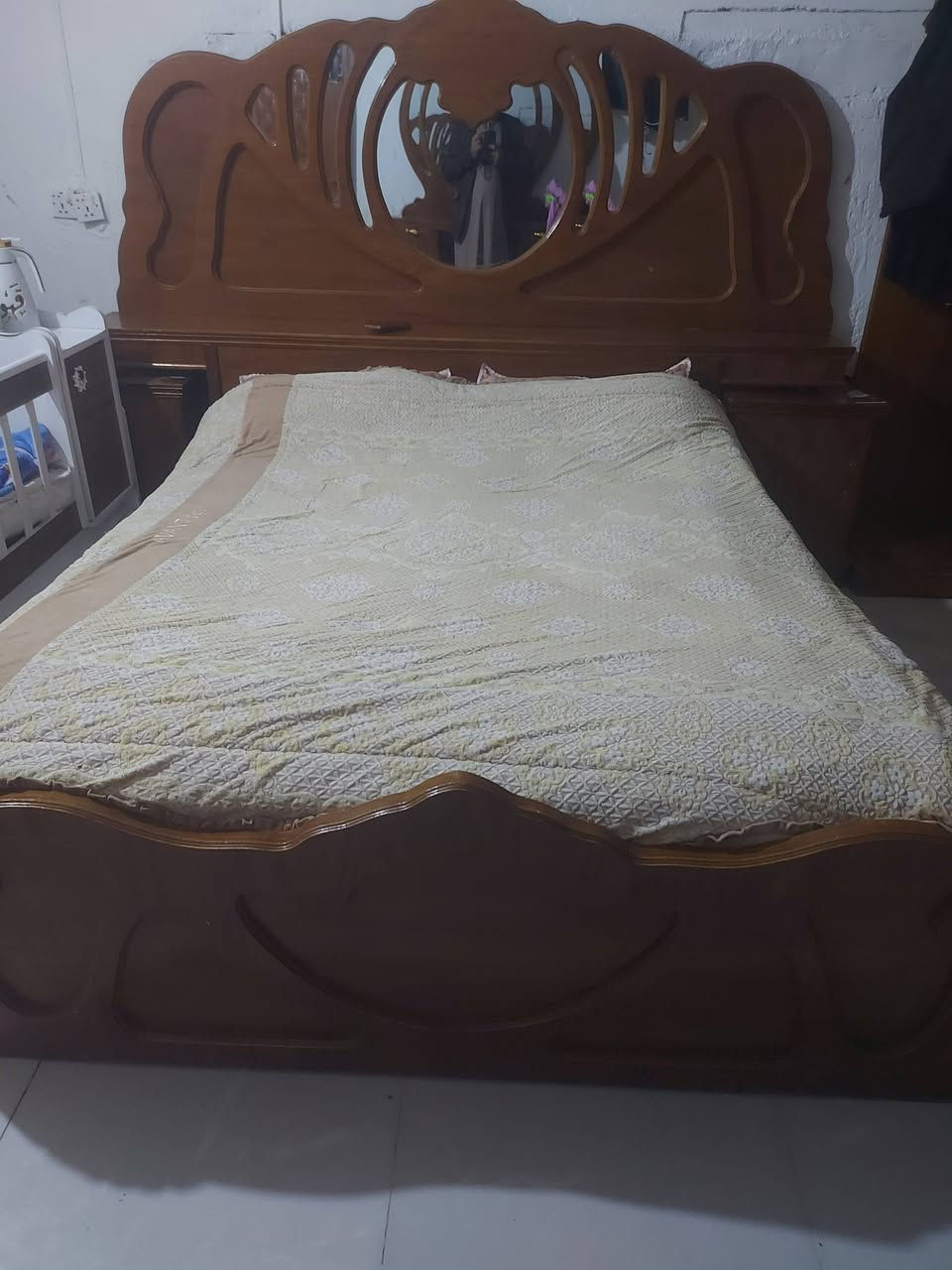 غرفة نوم تسكام  باب حديد تزكام  مرجوحه تزكام 
كاروك حجم كبير ستخدام قليل  ميز تزكام 
مكاني انوار الصدر 
***********
