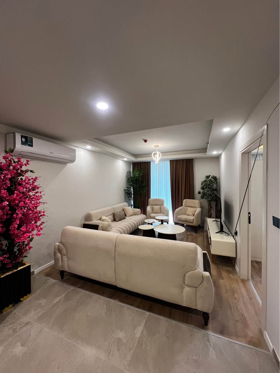 🏢 شقة للإيجار في مجمع كرين وورلد تاور! ✨
 🛋️ مؤثثة Vip بالكامل بأرقى الأثاث المودرن.
 💡 الخدمات، الماء، والكهرباء مجاناً! 🤩
 🌅 بلكونة واسعة بإطلالة ساحرة ومفتوحة.
 💰 السعر: $500 شهرياً.
📞 للأستفسار أتواصل معنا (***********)
📍 شركة أموال عقارية(Amwal Real Estate) أربيل, العراق
