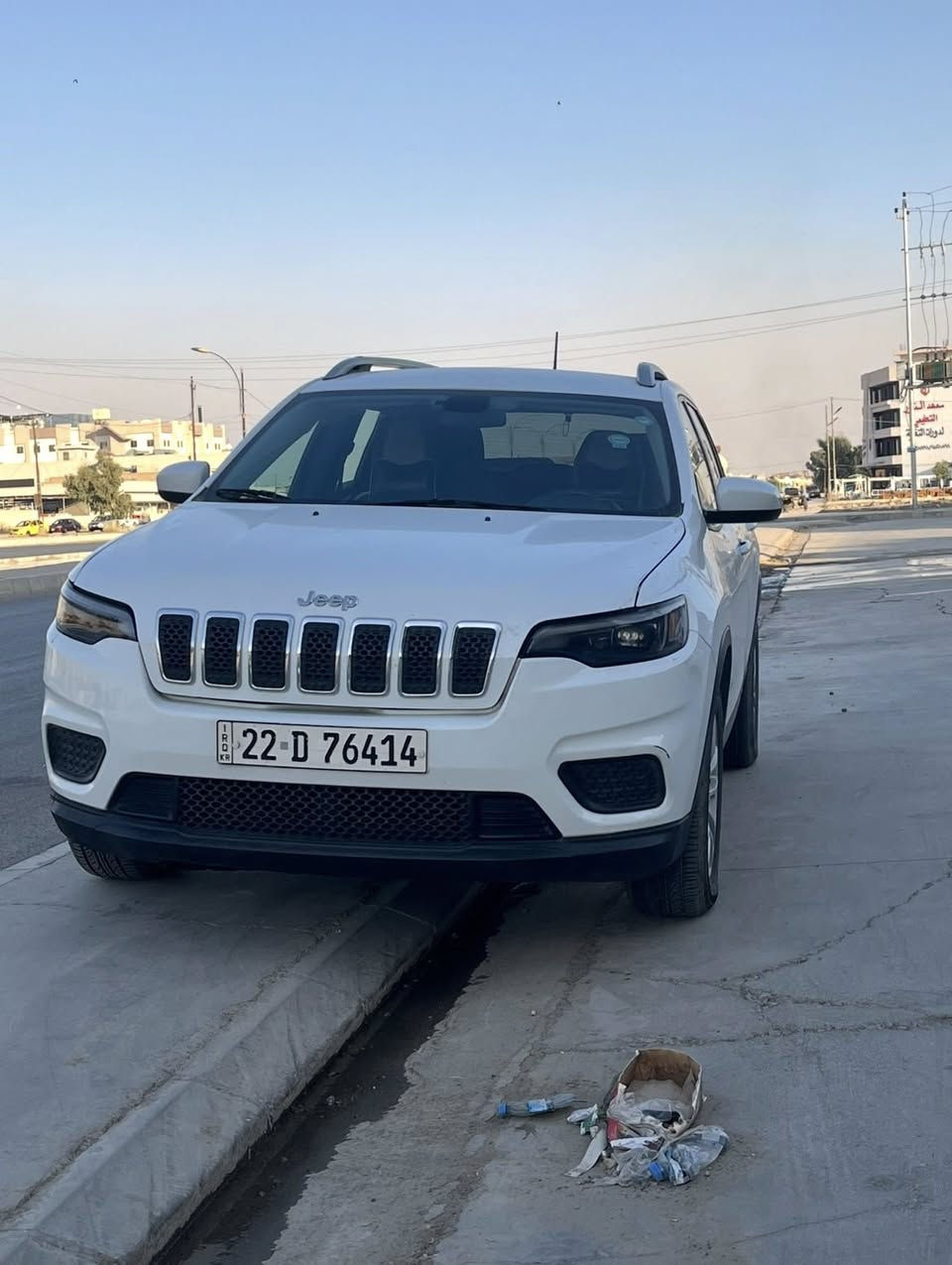 السلام عليكم
جيب شيروكى 2020 ابيض كلين تايتل 

سيارة استخدام شخصي نظيفة كلش 

محرك اربعه سلندر 2400 

مواصفات الوسط شاشة صغيرة تحكمات ستيرن وغيرها من المواصفات المعروفه سيارة انظف بالواقع السيارة ماشية 53 الف ميل محرك وكير سيارة شرط كلشي مناقصها 

حادثها من امريكا مثل ماموضح بالصورة والسونار كذلك هم موضح انو السيارة كلين رايدها ب 172 وبيها مجال للاستفسار خاص او الرقم 

***********

مكان السيارة موصل
