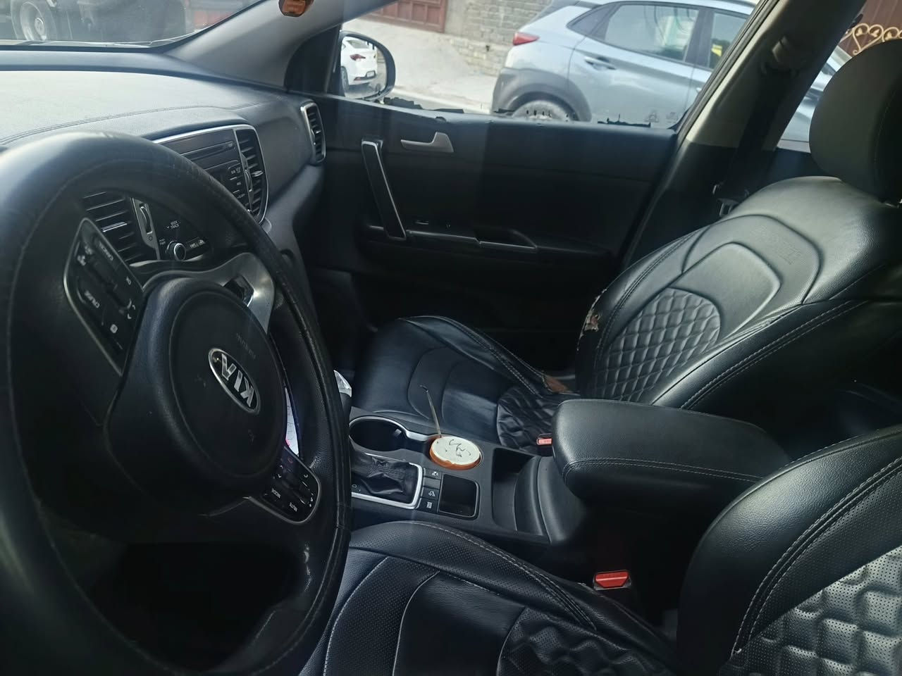 سبورتج خليجي ٢٠١٨
سياره ماشيه١٣٠بنوراما تحكمات ستيرين صفحتين مودات قياده ومنحدرات اشاره بلمري تبريد قطعتين حساس وكامره لايت عدسه ولد نهاري بيها باب خلفي جهت سايق صبغ وبيها طخات بارد سعر ١٦٥ 
***********
